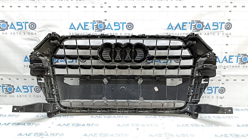 Решетка радиатора grill в сборе Audi Q3 8U 16-18 с эмблемой, черный глянец, царапины на хроме