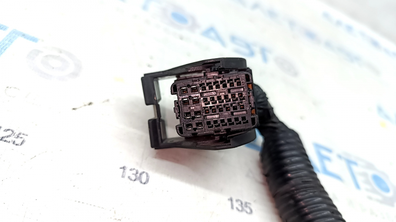 Фишка на блок ECU компьютер двигателя Infiniti Q50 16-20 3.0T черная