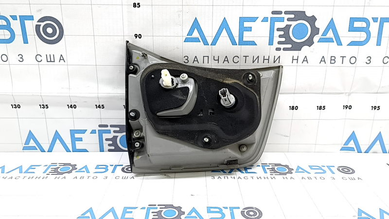 Фонарь внутренний крышка багажника правый Lexus RX350 RX400h 06-08 рест темный, под полировку