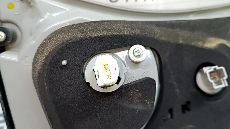 Фонарь внутренний крышка багажника правый Lexus RX350 RX400h 06-08 рест темный, под полировку