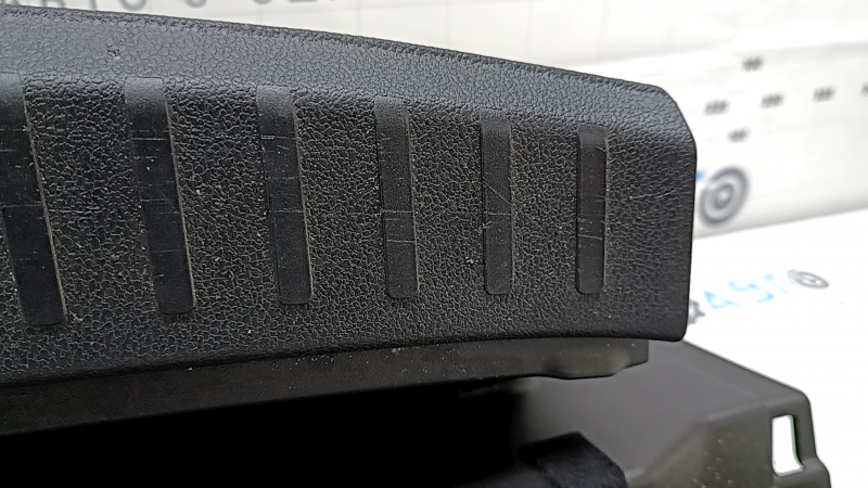 Накладка проема багажника Toyota Prius 50 Prime 17-22 черная, с накладкой замка, потерта