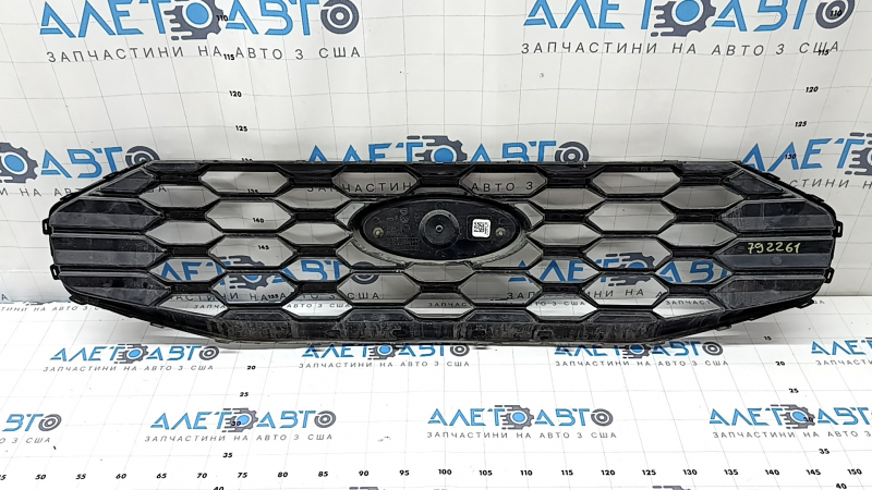 Решетка радиатора grill Ford Escape MK4 23-26 St-line без камеры, с эмблемой, царапины