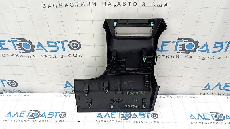 Накладка колени водителя Ford Escape MK4 20-26 черная, трещины в креплениях