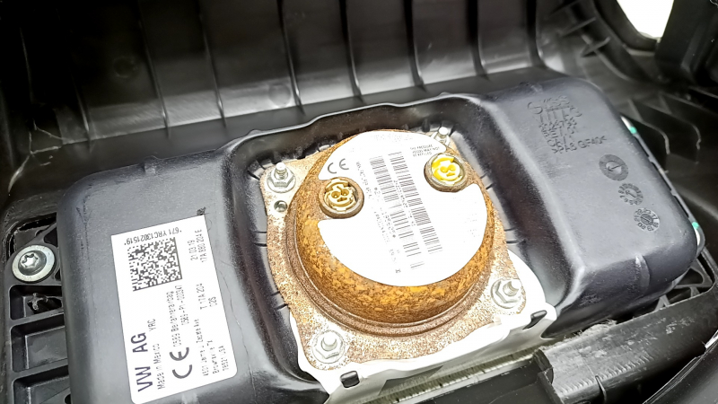Торпедо передняя панель с AIRBAG VW Jetta 19-26 черная, ржавый пиропатрон