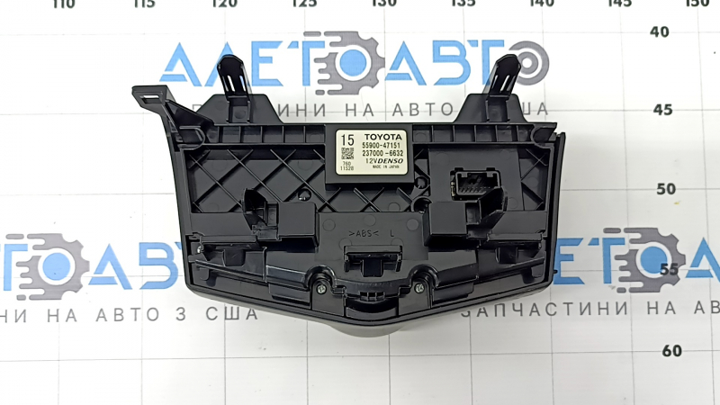 Управление климат-контролем Toyota Prius V 12-17 царапины на стекле