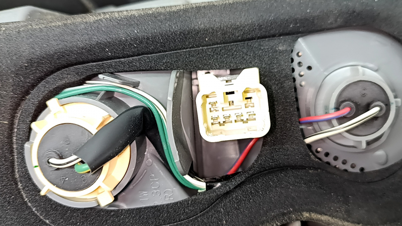 Фонарь правый Toyota Prius V 15-17 рест, сломана накладка