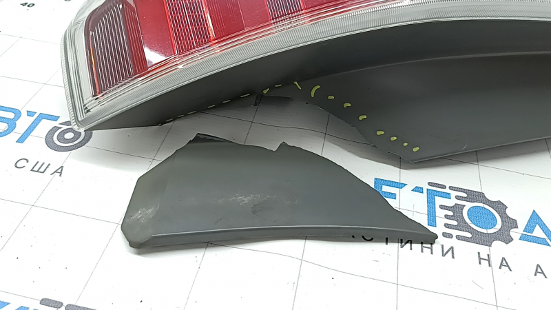 Фонарь правый Toyota Prius V 15-17 рест, сломана накладка
