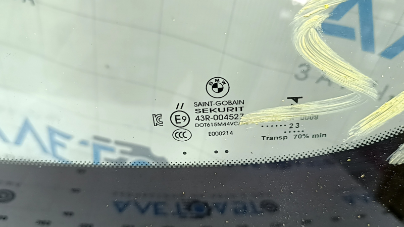 Лобовое стекло BMW 3 G20 19-26 под датчик дождя и камеру, песок, сломано крепление камеры
