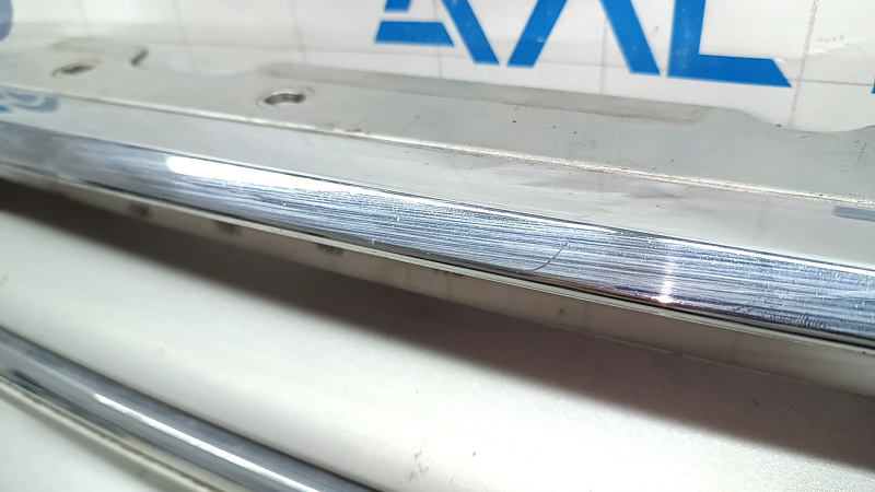 Решетка радиатора grill Ford Escape MK3 17-19 рест серая с хромом с эмблемой, песок, сколы