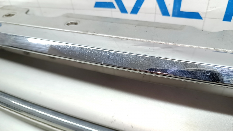 Решетка радиатора grill Ford Escape MK3 17-19 рест серая с хромом с эмблемой, песок, сколы