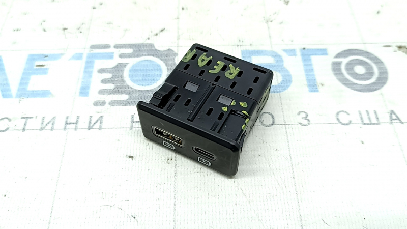 USB Hub Nissan Rogue 14-20 тип 2 сломано крепление