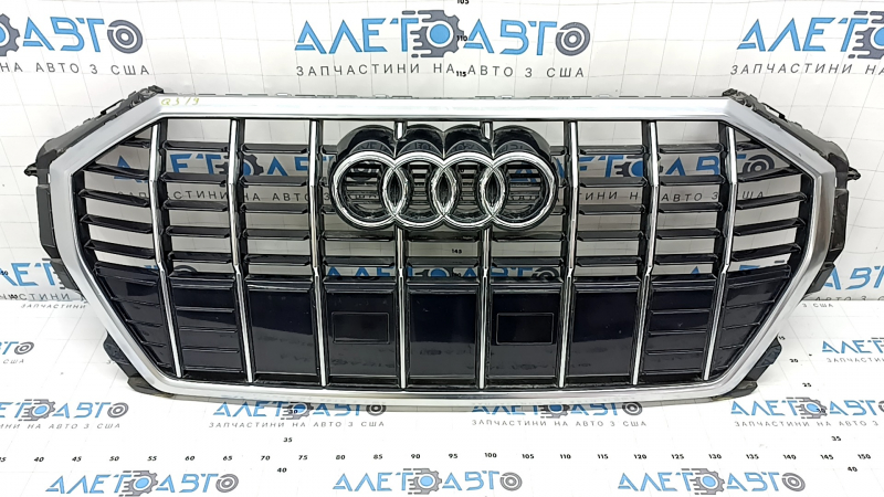 Решетка радиатора grill в сборе Audi Q3 83A 19-25 черный глянец с матовый хром, песок