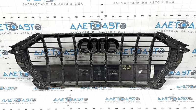 Решетка радиатора grill в сборе Audi Q3 83A 19-25 черный глянец с матовый хром, песок