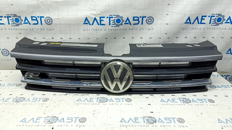 Решетка радиатора grill VW Tiguan 18-21 R-Line, с эмблемой, 2 хром 1 черн полоски, песок, царапины, сколы