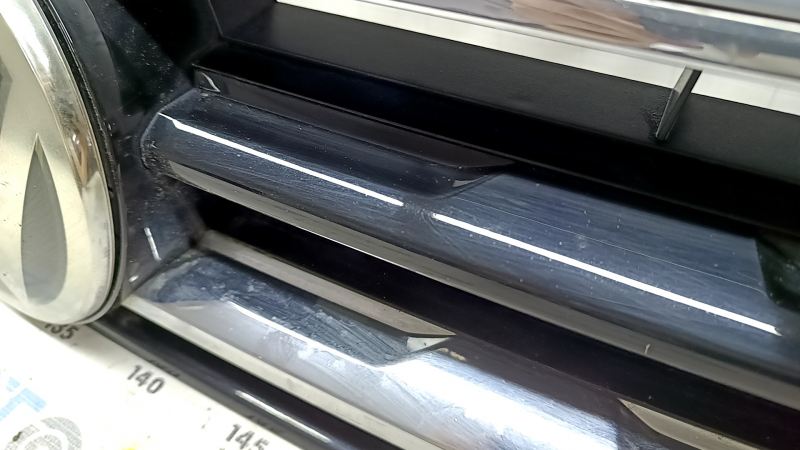 Решетка радиатора grill VW Tiguan 18-21 R-Line, с эмблемой, 2 хром 1 черн полоски, песок, царапины, сколы