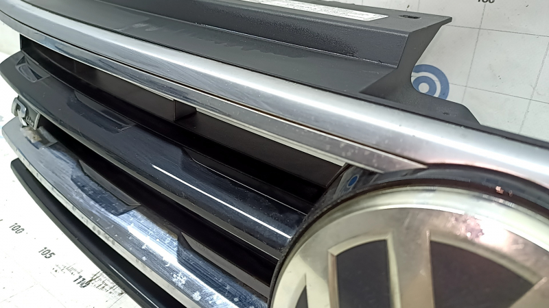 Решетка радиатора grill VW Tiguan 18-21 R-Line, с эмблемой, 2 хром 1 черн полоски, песок, царапины, сколы