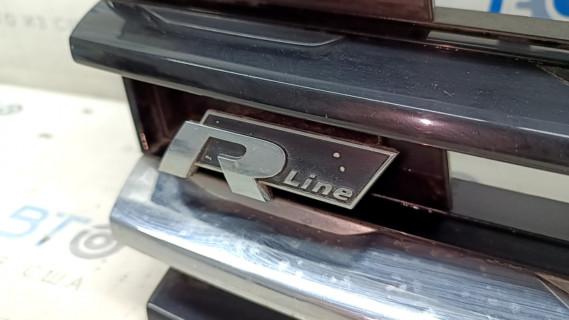 Решетка радиатора grill VW Tiguan 18-21 R-Line, с эмблемой, 2 хром 1 черн полоски, песок, царапины, сколы