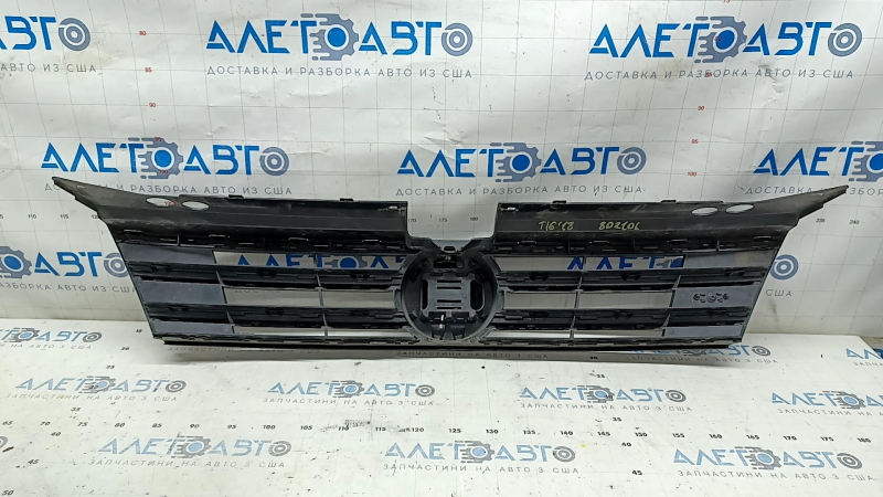 Решетка радиатора grill VW Tiguan 18-21 R-Line, с эмблемой, 2 хром 1 черн полоски, песок, царапины, сколы