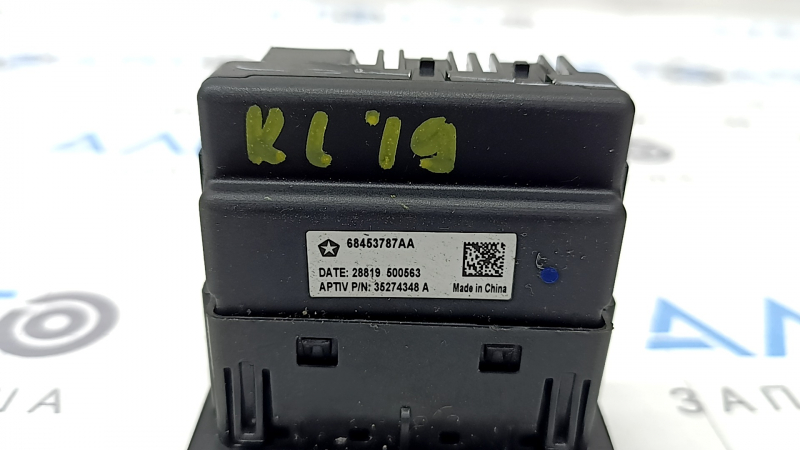 USB Hub центральной консоли Jeep Cherokee KL 14-21 задний