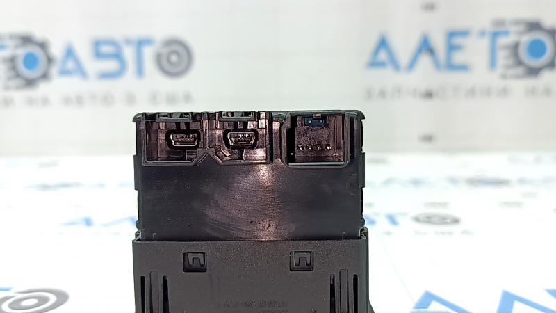 USB Hub центральной консоли Jeep Cherokee KL 14-21 задний