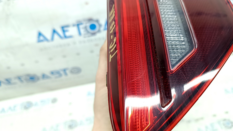 Lumină în interiorul capacului portbagajului dreapta VW Tiguan 18-24 usa, zgârieturi