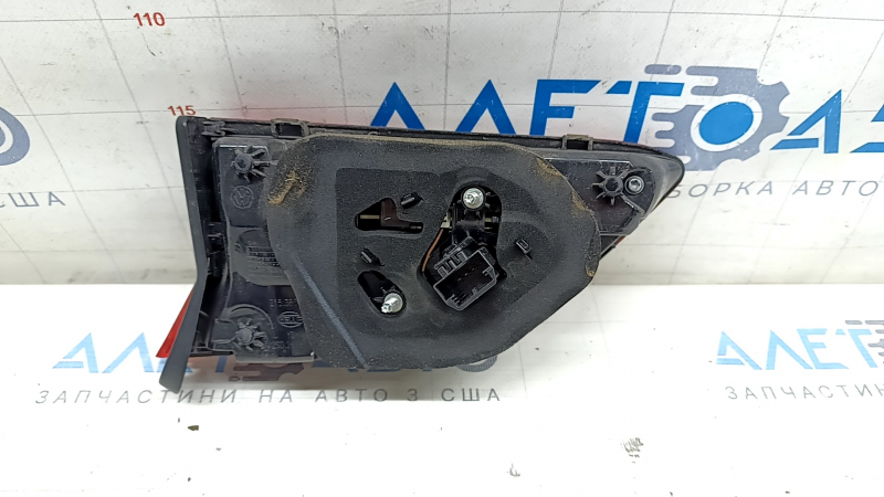 Lumină în interiorul capacului portbagajului dreapta VW Tiguan 18-24 usa, zgârieturi