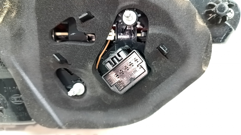 Lumină în interiorul capacului portbagajului dreapta VW Tiguan 18-24 usa, zgârieturi