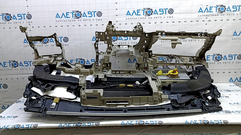 Торпедо передняя панель с AIRBAG Toyota Prius 30 10-13 черная, с бежевым каркасом, царапины