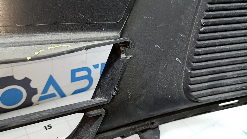 Нижняя решетка переднего бампера Kia Sorento 19-20 без радара, надрывы, деформирована, царапины