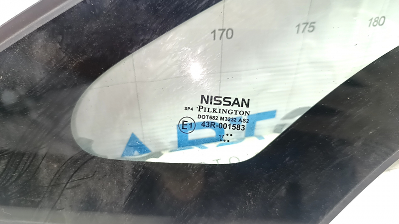 Форточка глухое стекло передняя левая Nissan Leaf 18-24 порван уплотнитель