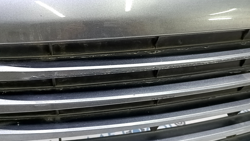 Решетка переднего бампера Toyota Camry v55 15-17 usa LE, сломаны крепления, полезла краска