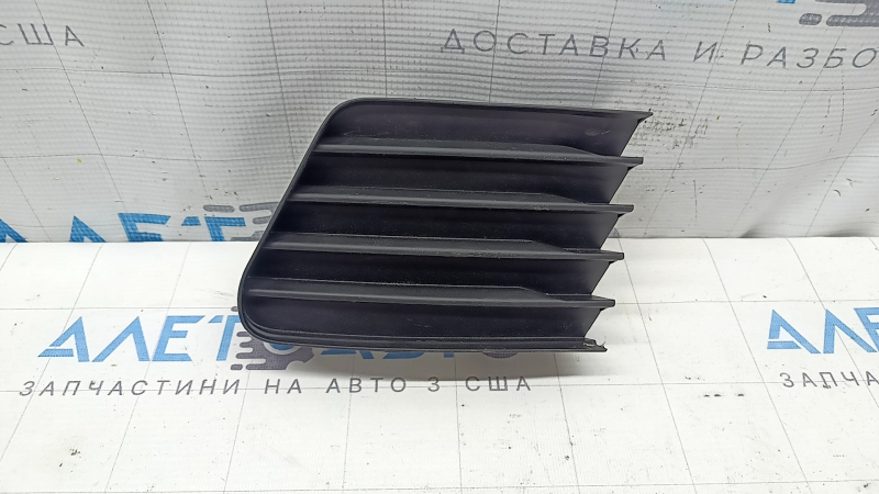 Решетка бампера правая Toyota Prius V 12-14 дорест, без птф