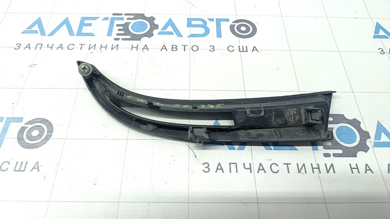 Решетка переднего бампера левая Toyota Prius V 15-17 рест, структура, песок