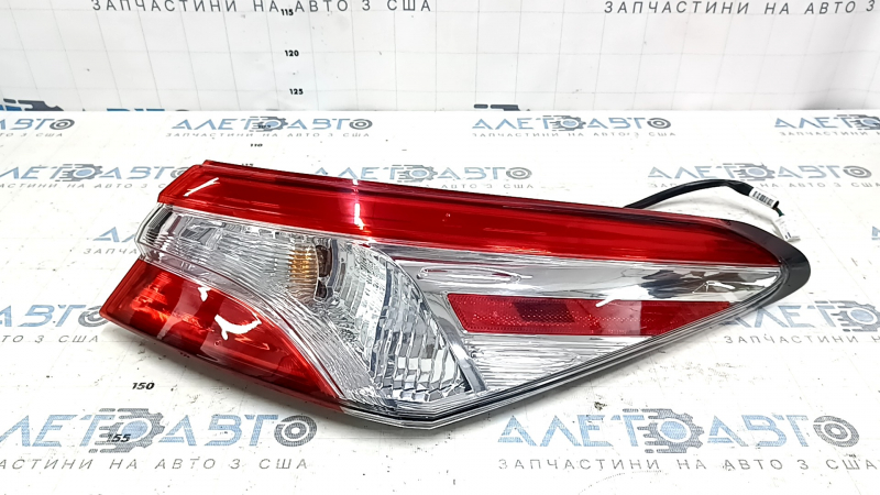 Фонарь внешний крыло правый Toyota Camry v70 18-20 галоген, светлый