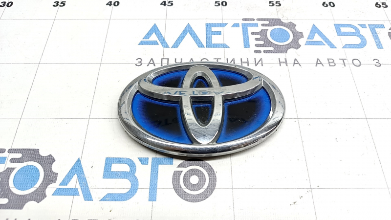 Эмблема логотип крышки багажника Toyota Camry v70 18-24 HYBRID