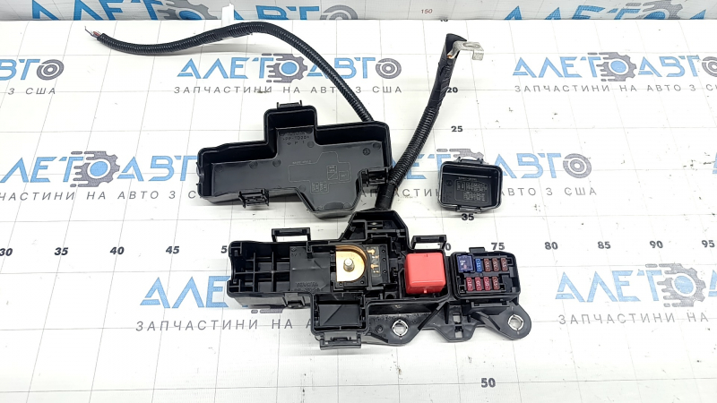 Блок предохранителей багажник Toyota Rav4 19-24 hybrid, с крышкой