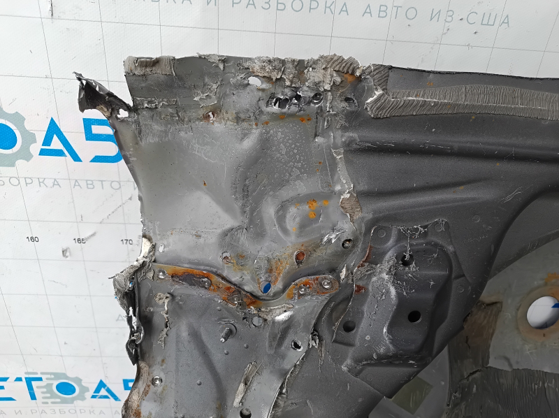 Корыто багажника Lexus CT200h 11-17 на кузове, высверлена, надрывы, ржавая