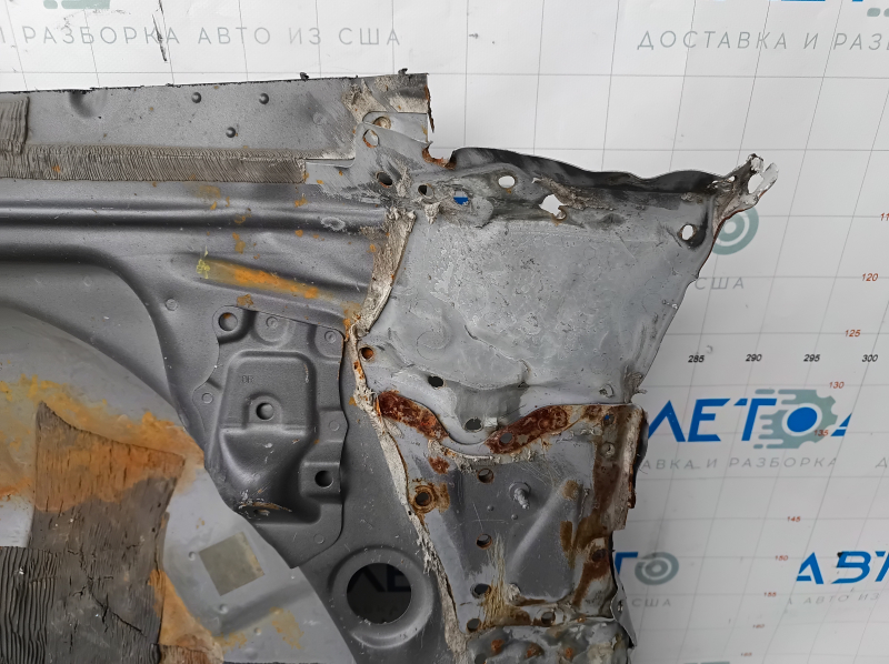 Корыто багажника Lexus CT200h 11-17 на кузове, высверлена, надрывы, ржавая