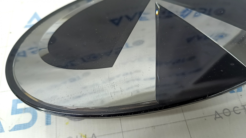 Эмблема решетки радиатора grill Infiniti QX50 19-25 под дистроник, песок, сломано крепление