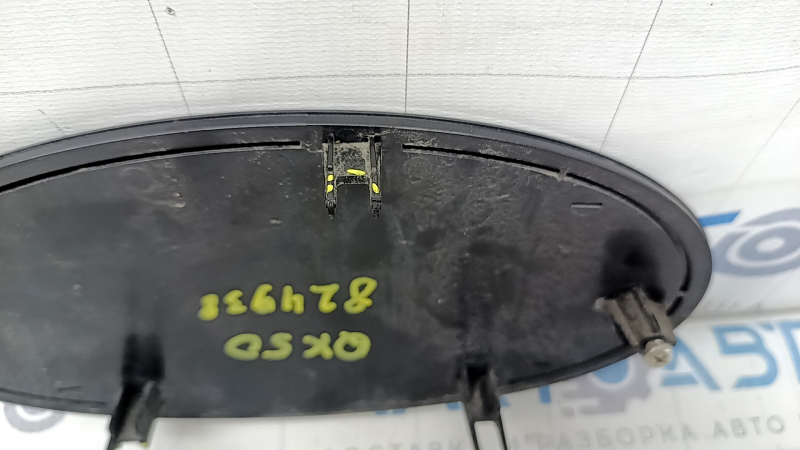 Эмблема решетки радиатора grill Infiniti QX50 19-25 под дистроник, песок, сломано крепление