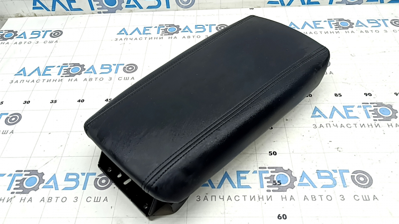 Подлокотник центральной консоли Lincoln MKZ 17-20 кожа черный, царапины на пластике, надорваны уплотнители креплений