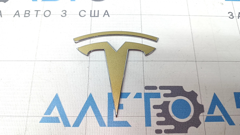 Эмблема значок T капота Tesla Model Y 20-25 золотая, мелкая царапина