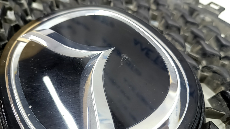 Решетка радиатора grill Mazda CX-30 20-23 с эмблемой, песок, царапина