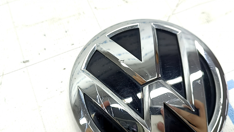 Эмблема задняя VW Jetta 19-21 сломана направляющая, песок