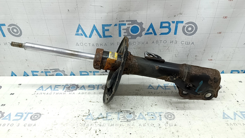 Амортизатор передний правый Toyota Camry v40 3.5 ржавый