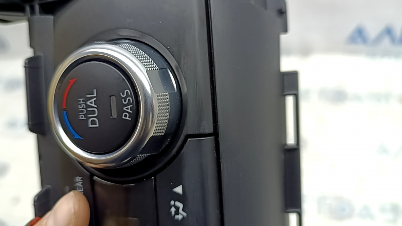 Управление климат-контролем Mazda CX-9 16-18 auto, царапины, побелел пластик