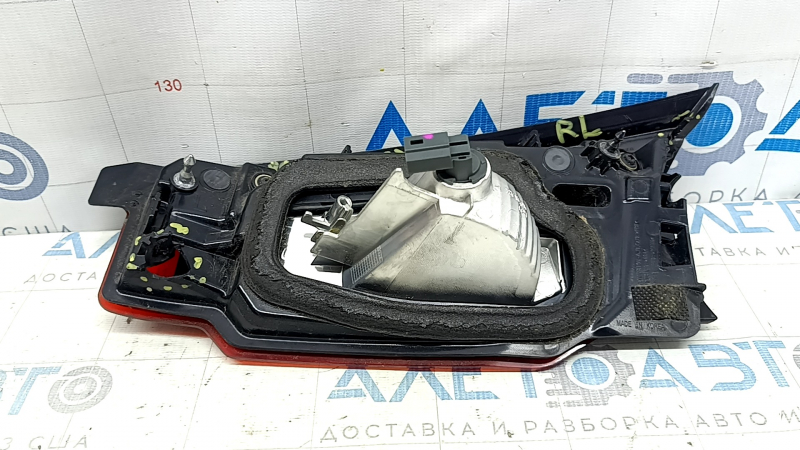 Фонарь внутренний крышка багажника левый Mazda CX-9 16-23 царапины, пробит корпус, трещины в уплотнителе, надлом крепления