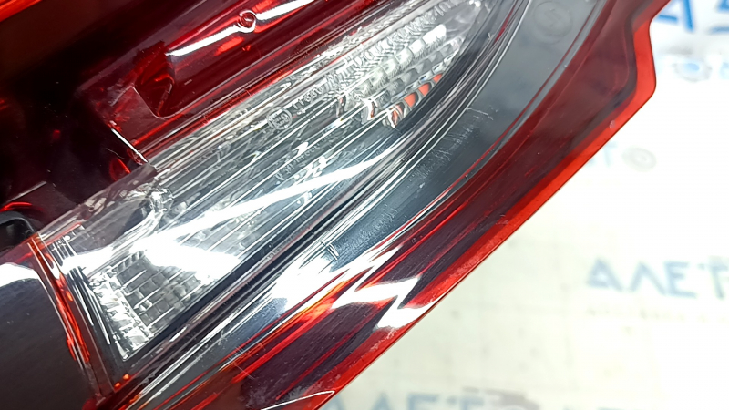 Фонарь внутренний крышка багажника левый Mazda CX-9 16-23 царапины, пробит корпус, трещины в уплотнителе, надлом крепления