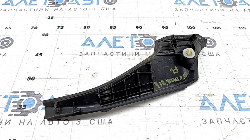 Уплотнитель решетки дворников левый Toyota Sienna 21-26