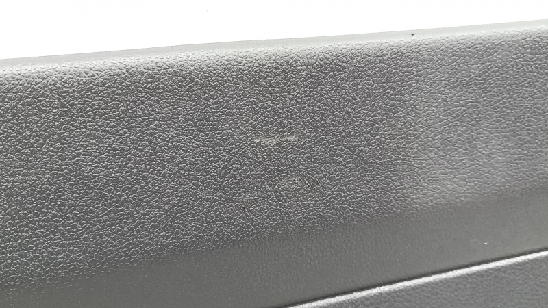 Обшивка двери багажника VW Tiguan 09-18 черн, царапины
